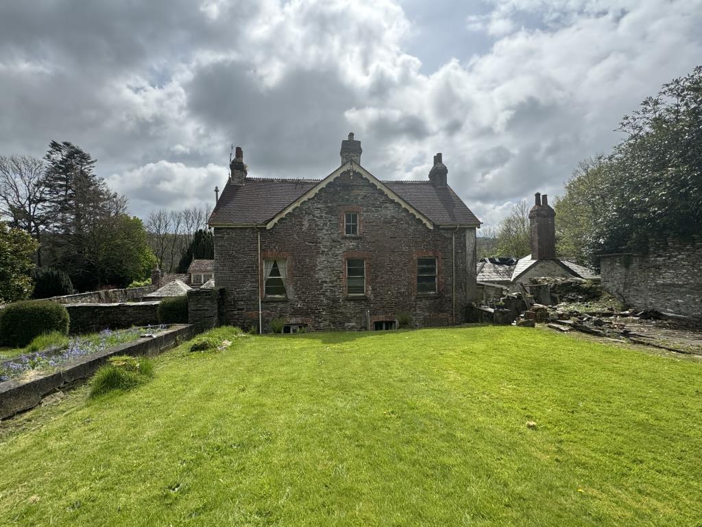 Lot: 105 - DETACHED VICTORIAN RESIDENCE FOR REFURBISHMENT SET IN 1.5 ACRES - back of the property